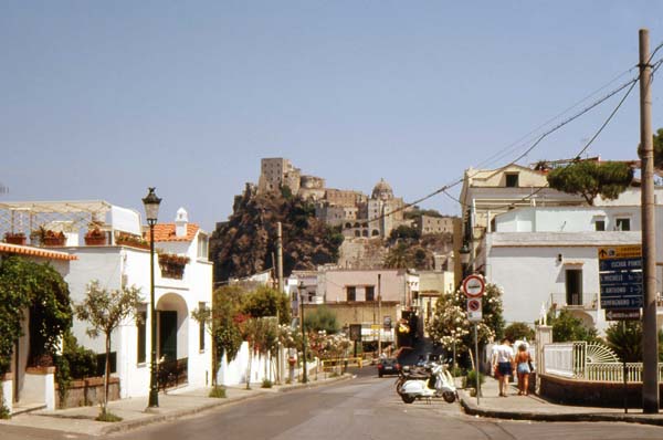 Ischia Ponte Ortseinfahrt von Ischia Porto kommend